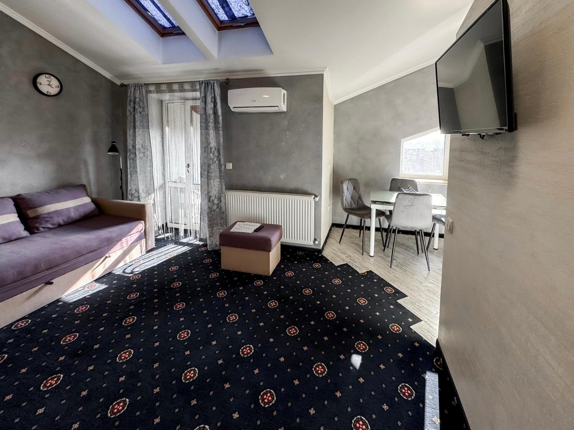 איוונו-פרנקיבסק Apartments On Zaliznychna 49 מראה חיצוני תמונה
